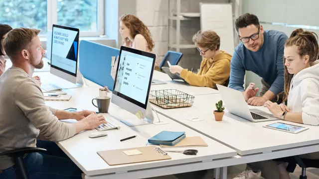 Pengembangan Keterampilan Karyawan untuk Menghadapi Masa Depan Kerja Ilustrasi karyawan. Credit: pexels.com/fauxels