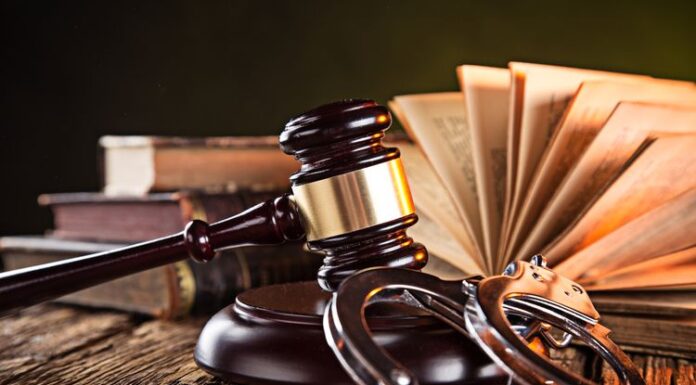 Bendera Setengah Tiang: Jeritan Hati Masyarakat atas Lemahnya Penegakan Hukum Ilustrasi hukum(Shutterstock)