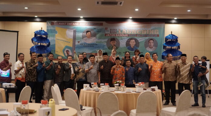 Prof. Nurianto Luncurkan Buku “Jatuh Bangun Sang Entrepreneur” Prof. Dr. H. Nurianto RS, SH,MH, MM, MBL, CPM, CPAbtr, CPL memberikan buku “Jatuh Bangun Sang Entrepreneur” kepada pembedah Kambali Zutas saat Grand Launching buku di Hotel Aston Denpasar, pada Minggu, 1 Desember 2024.