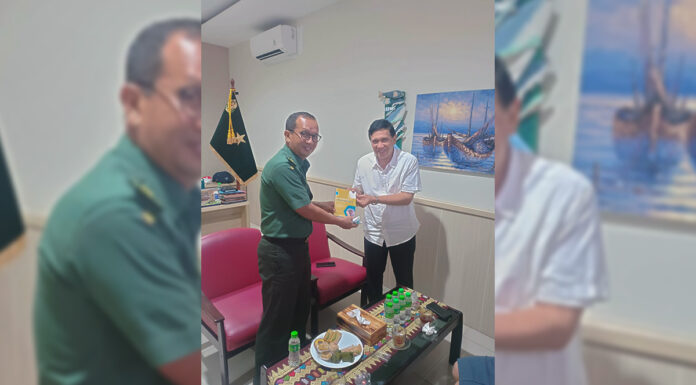Prof. Dr. H. Nurianto R.S. Bertemu dengan Brigjen Agus Latief di Makodam Udayana: Dialog Inspiratif tentang Kepemimpinan dan Ketahanan Pangan Foto: Penyerahan Buku dari Prof. H. Nurianto, Rs. Kepada Bridjen Agus Latief di Makodam Udayana